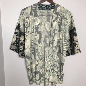 Kimono with floral printing.